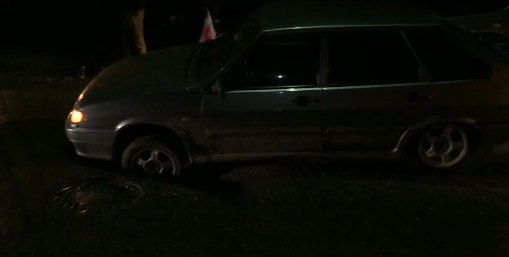 Напротив здания УВД в Сыктывкаре под землю ушло авто  (видео)