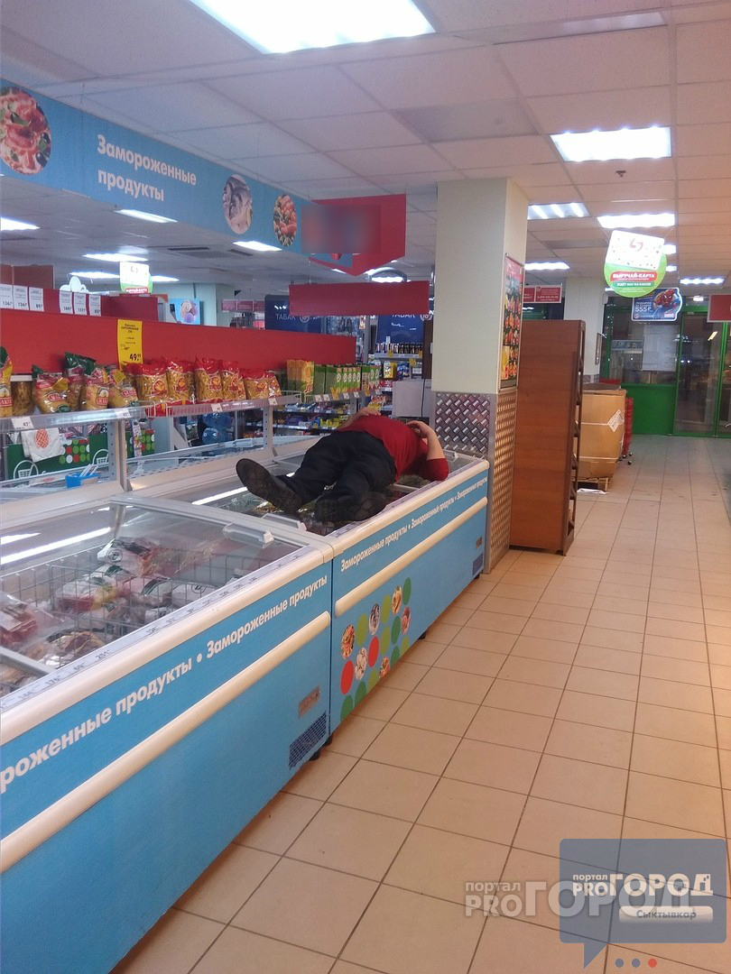 Сыктывкарцы о мужчине, который уснул посреди магазина: «Надо было одеялом укрыть»