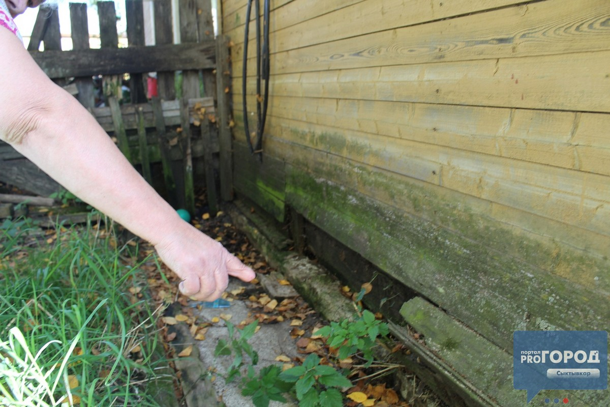 Сыктывкарцы, которые 26 лет живут в яме с фекалиями, сами отказались от помощи сделать канализацию