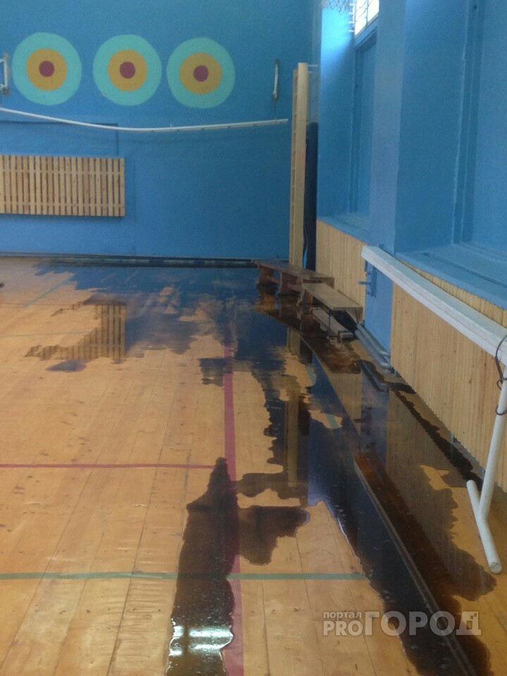 В одной из школ Сыктывкара прорвало трубу с кипятком (фото)