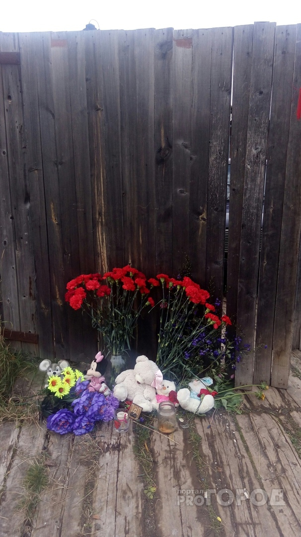 Жители Коми скорбят о жертвах «печорских» убийц: к их дому несут цветы и игрушки (фото)