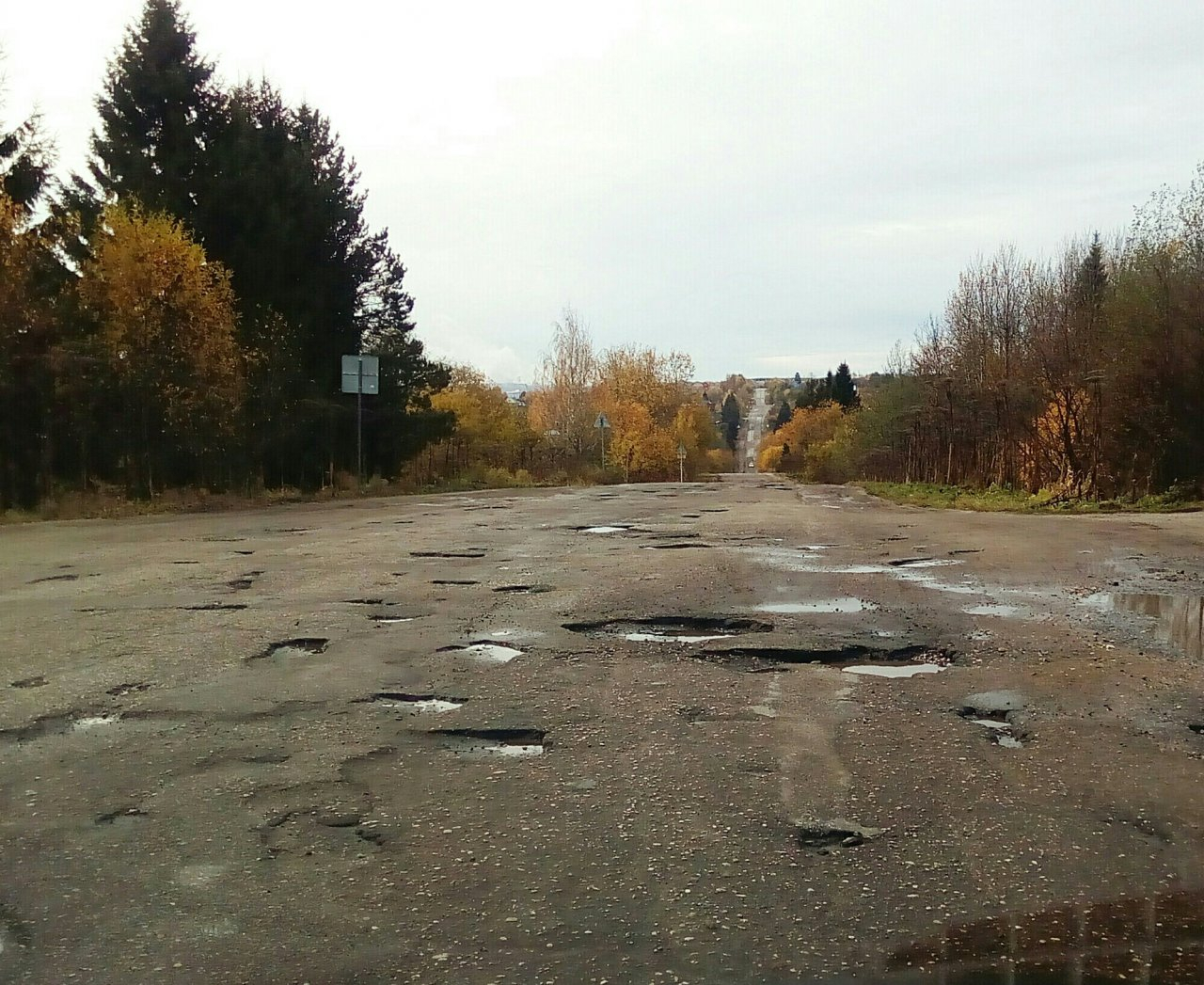 В Коми дорога выглядит как поле после бомбардировки (фото)
