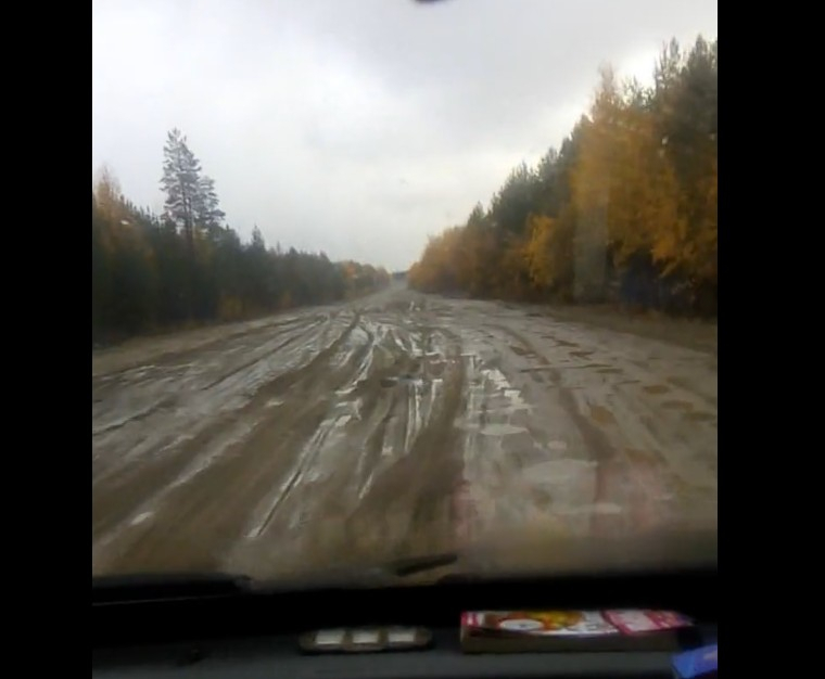 Извечная проблема: в Коми 90 километров дороги выглядят как месиво из грязи (видео)