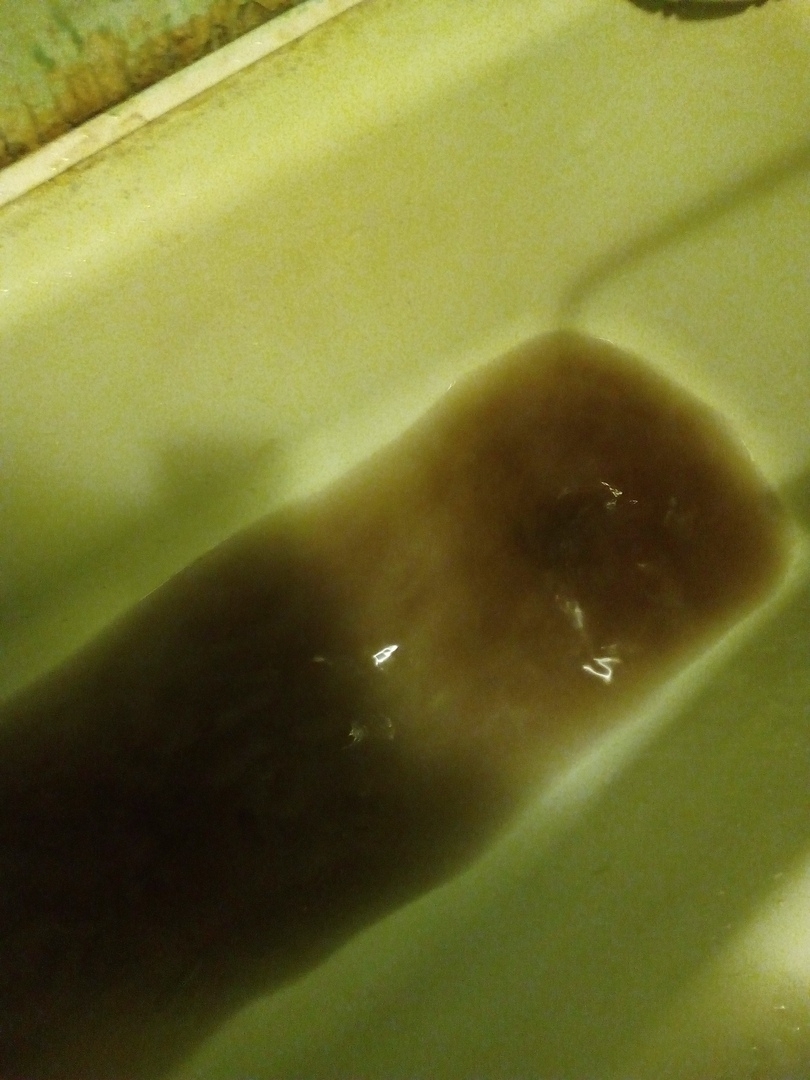 У сыктывкарки вместо воды из крана течет черная жидкость (фото)