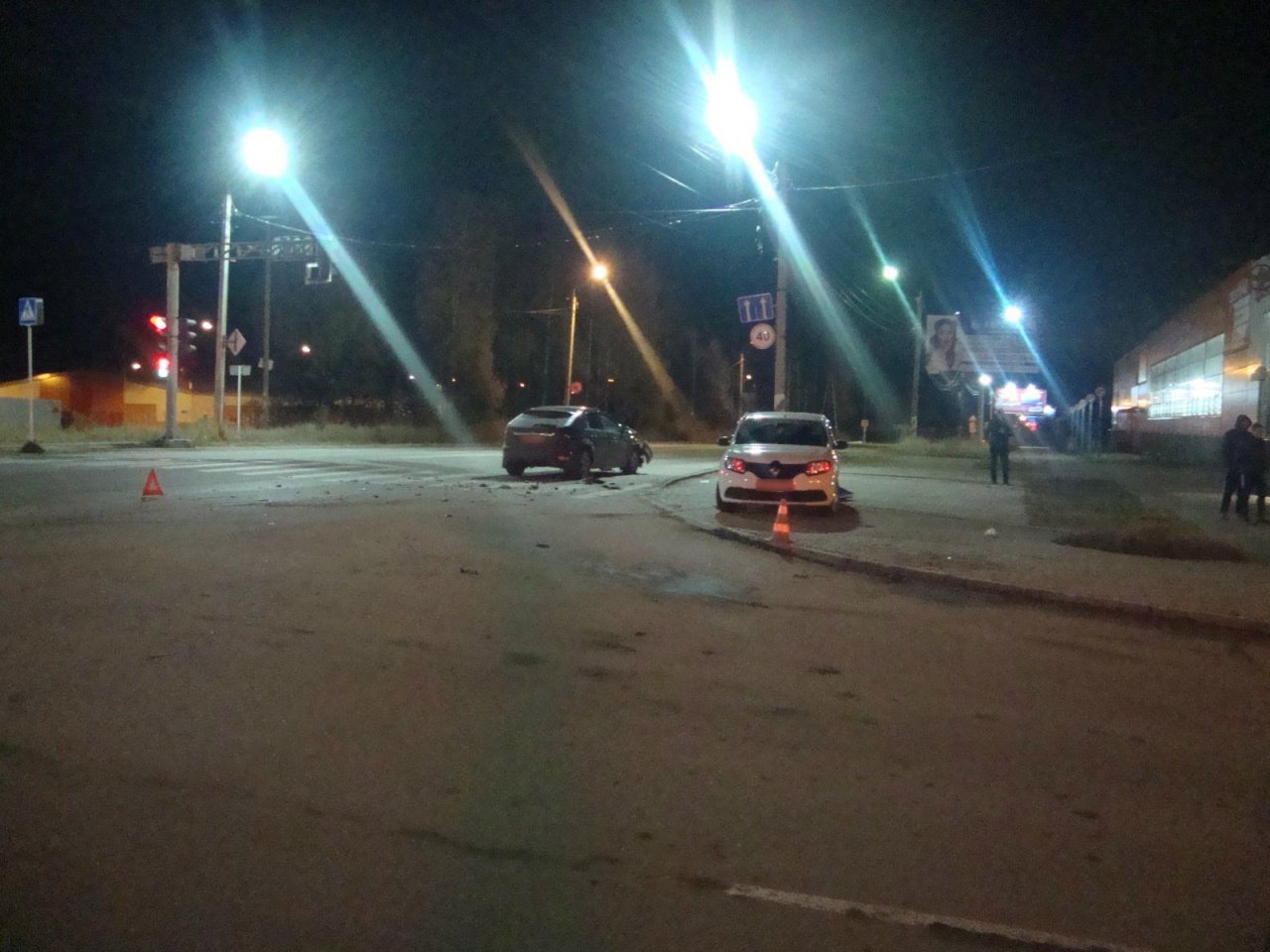 В Сыктывкаре водитель «Фокуса» проехал на «красный» и врезался в «Рено», пострадали два человека