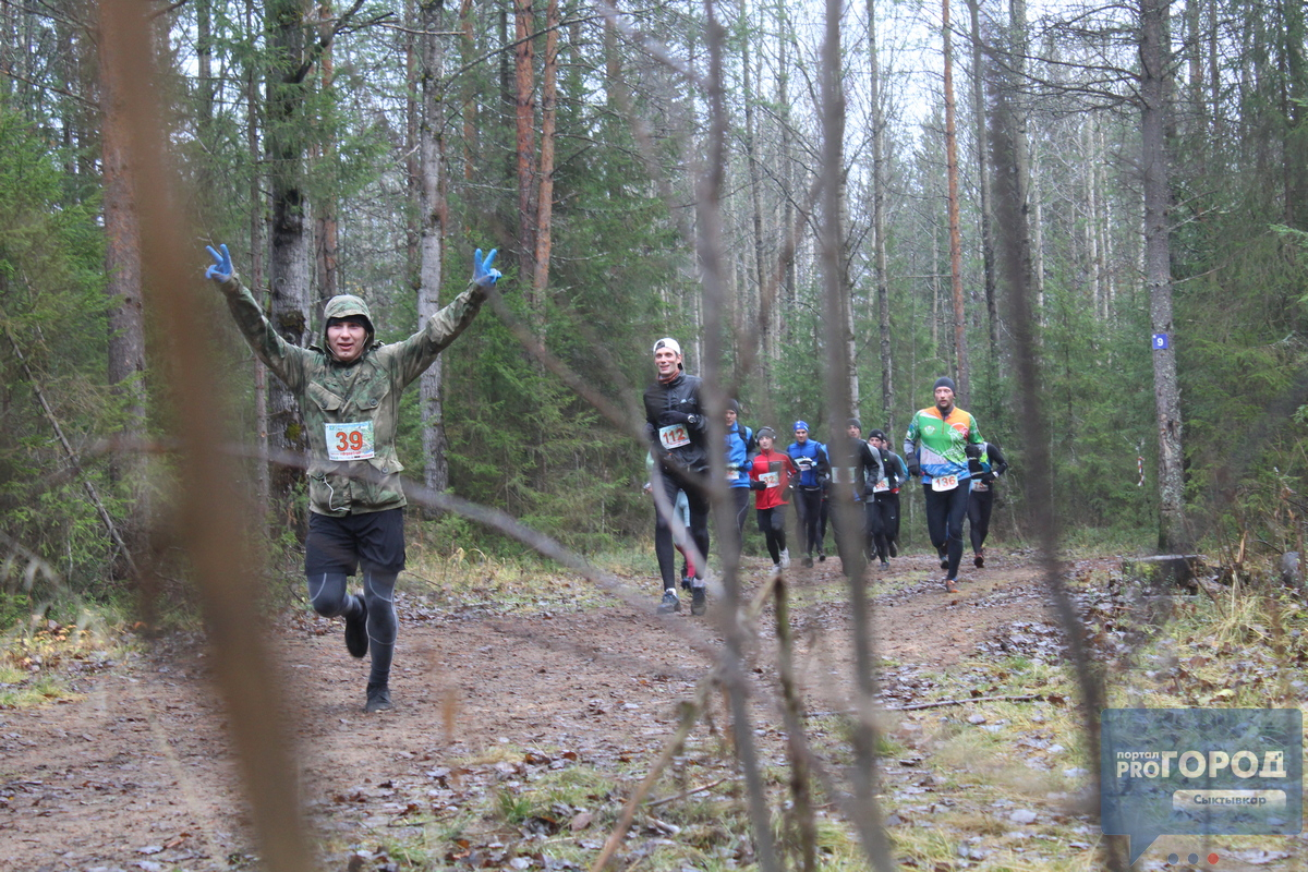 Фоторепортаж: сыктывкарцы пробежали 21 километр по древесным корням и грязи