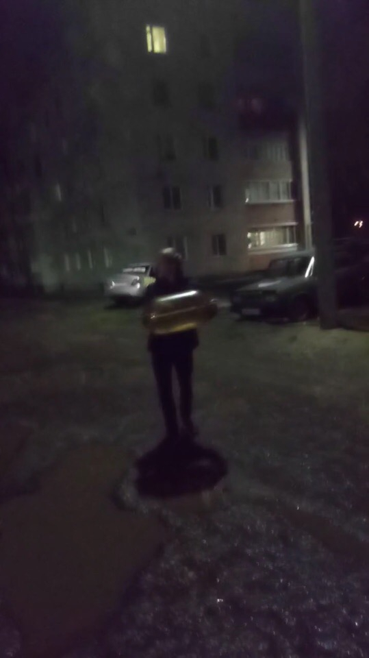 Ночью сыктывкарские подростки взрывали на улице огромные баллоны (видео)