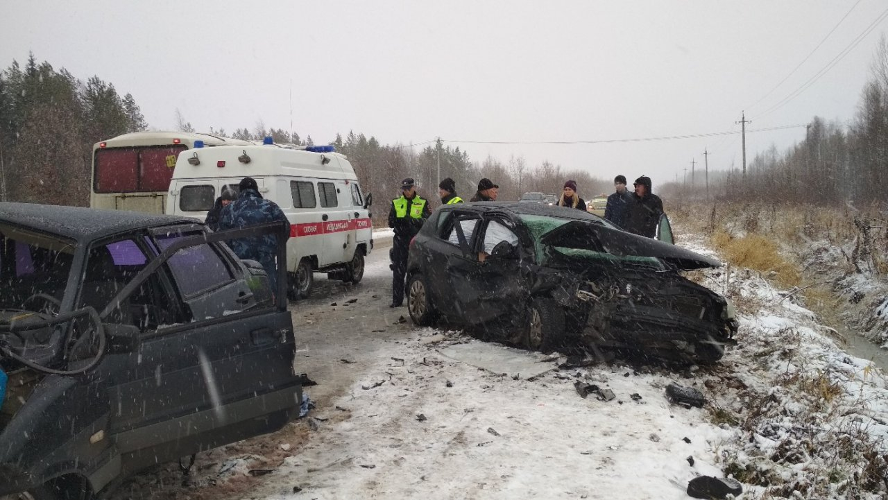 На трассе в Коми вдребезги разлетелись два автомобиля, пострадали пять человек (фото)