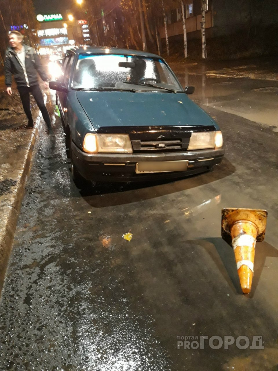 В Сыктывкаре машина провалилась в люк на отремонтированной улице Старовского (фото)