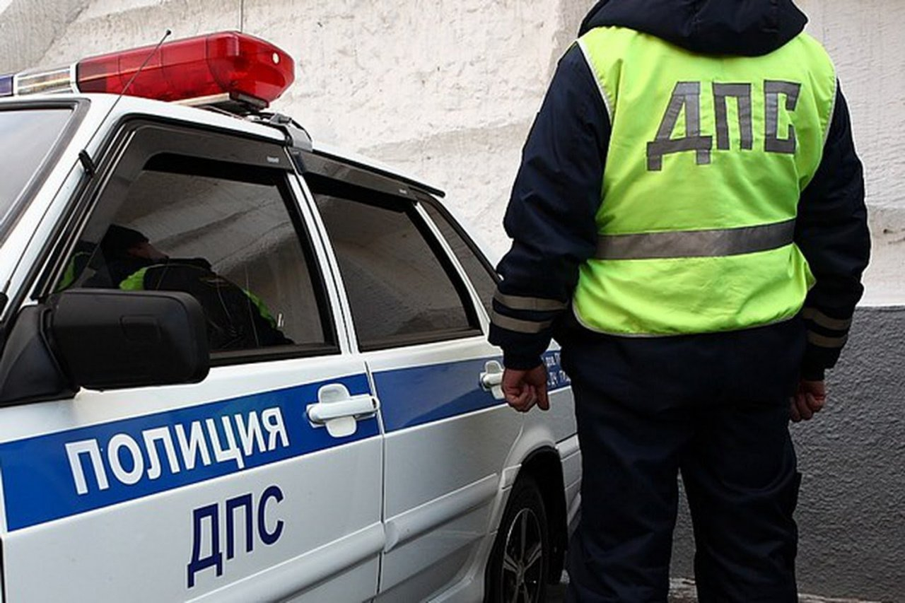В Сыктывкаре 18-летний водитель сбил девушку, которая выскочила из-за машины