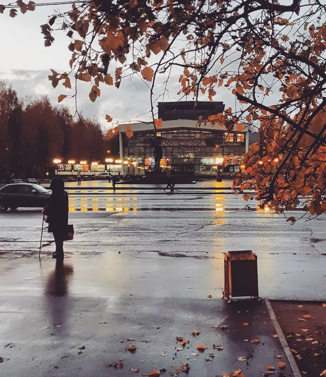 Фото дня: Театральная площадь Сыктывкара после осеннего дождя