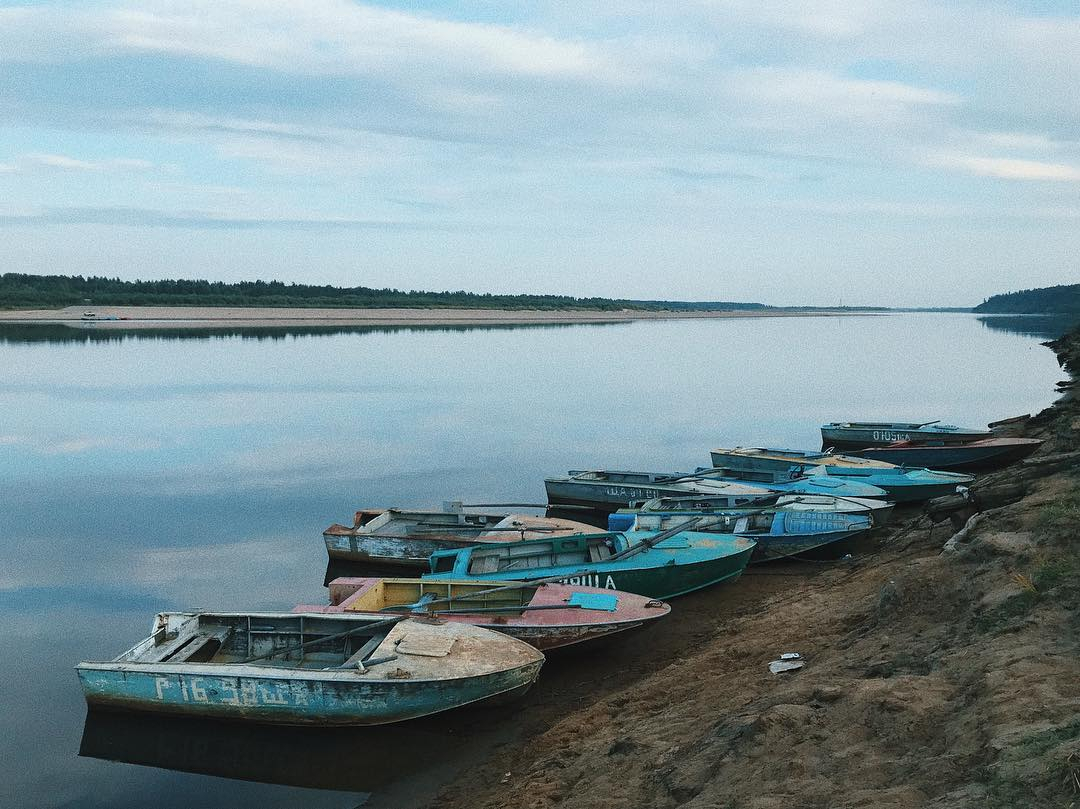 Фото дня: прогулка вдоль осенней реки в Сыктывкаре