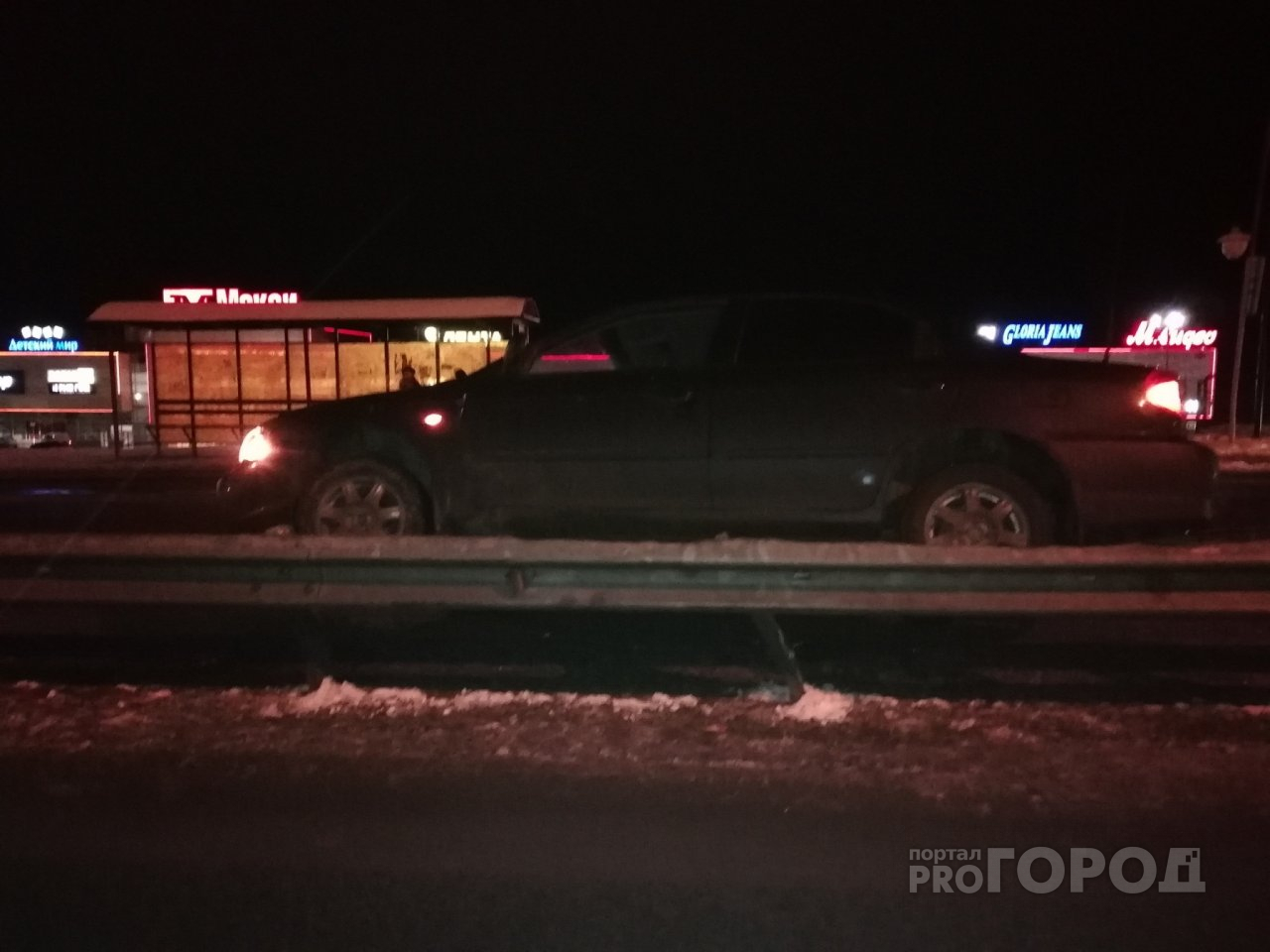В Сыктывкаре водитель «Киа» налетел на отбойник и решил выпить после аварии (фото)
