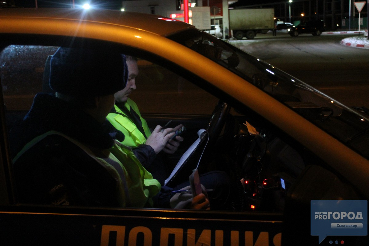Фото дня: автоинспекторы штрафуют водителя, который выезжал из Сыктывкара