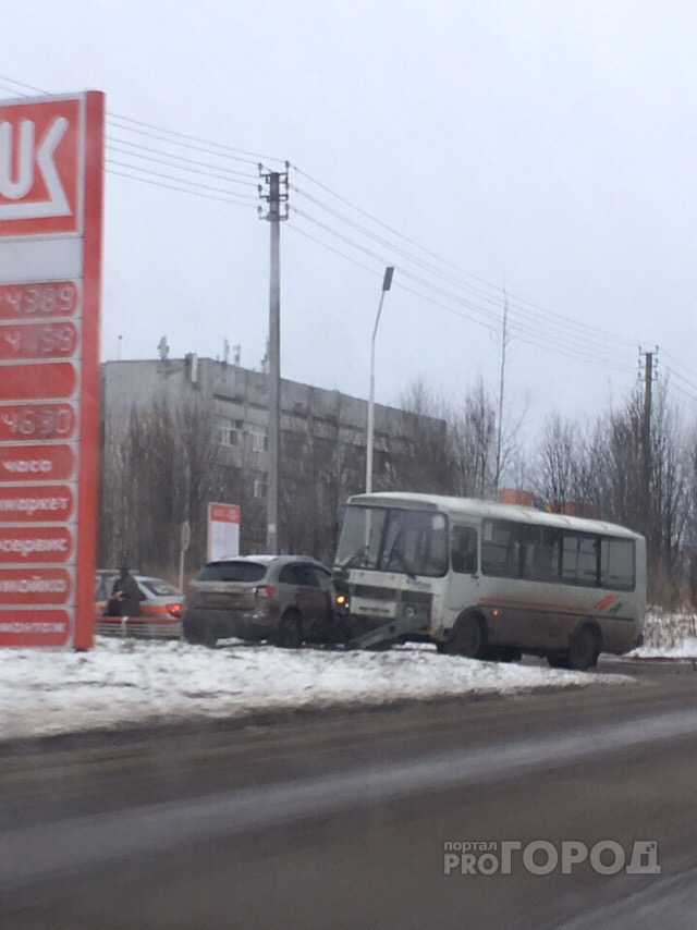 В Сыктывкаре пассажирский автобус протаранил паркетник, который его подрезал