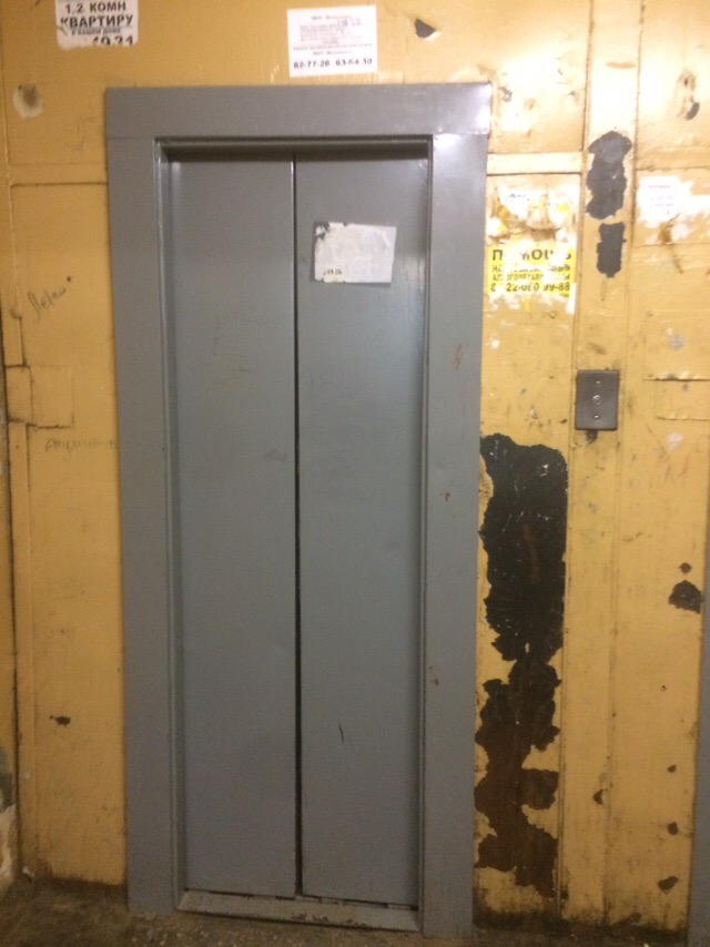 Сыктывкарские подростки пытались вскрыть лифт, чтобы спасти женщину