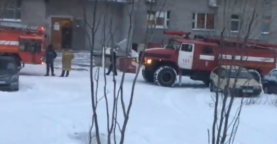 В Коми из-за пожара в девятиэтажке на морозе оказались 30 человек (видео)