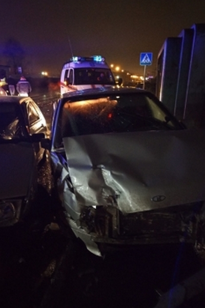 В Сыктывкаре водитель «девятки» развернулся, нарушая ПДД: пострадали двое