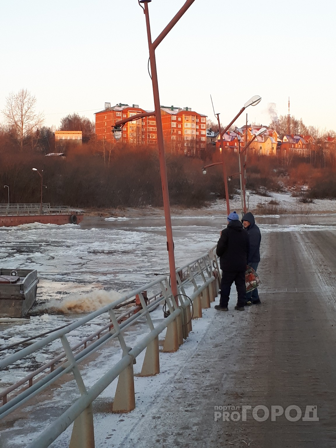 В Сыктывкаре сорвало мост в Заречье (фото)