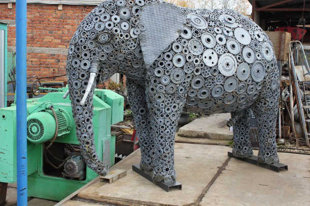 Житель Сыктывкара сделал гигантского металлического слона весом в полторы тонны (фото)