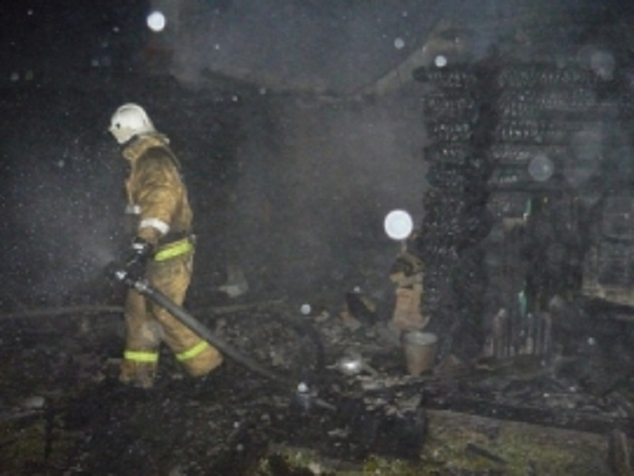 В Сыктывкаре пожар в деревянном балке закончился трагедией