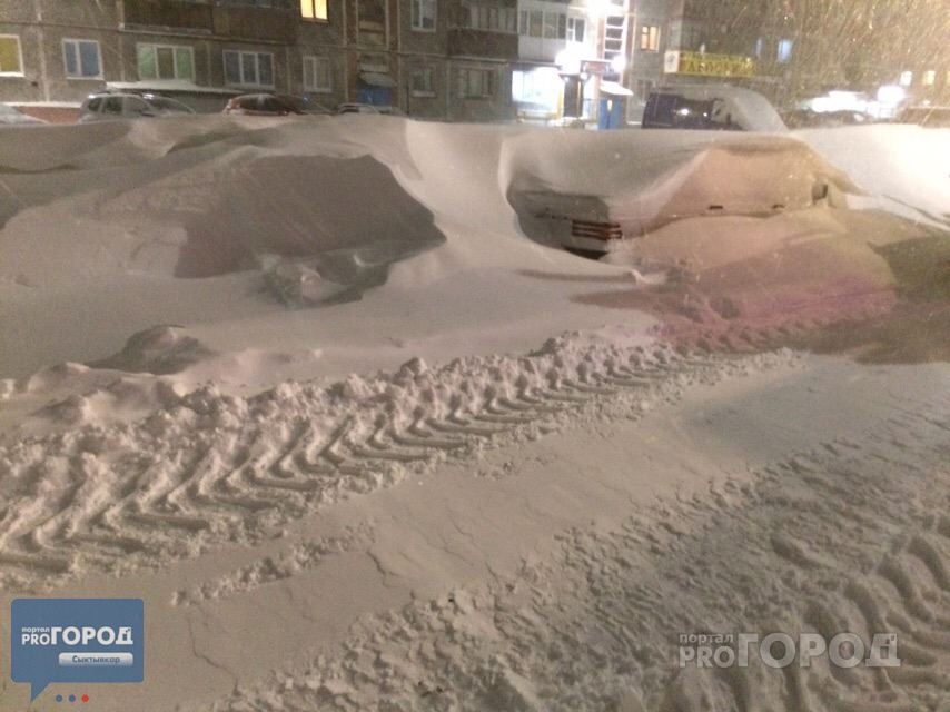 На севере Коми лютует небывалая метель: машины утопают в снегу