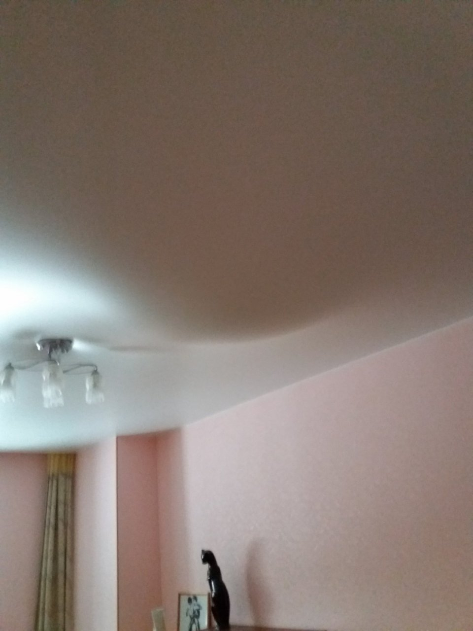 В Сыктывкарской новостройке затопило 3 этажа: в одной из квартир на полметра обвис потолок