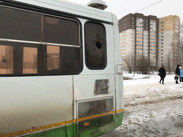 В Сыктывкаре кусок железа влетел в окно автобуса, пострадал ребенок (фото)