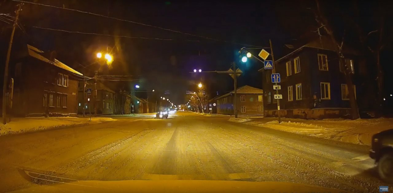 В Сыктывкаре наглый водитель пролетел перекресток с помощью дрифта (видео)