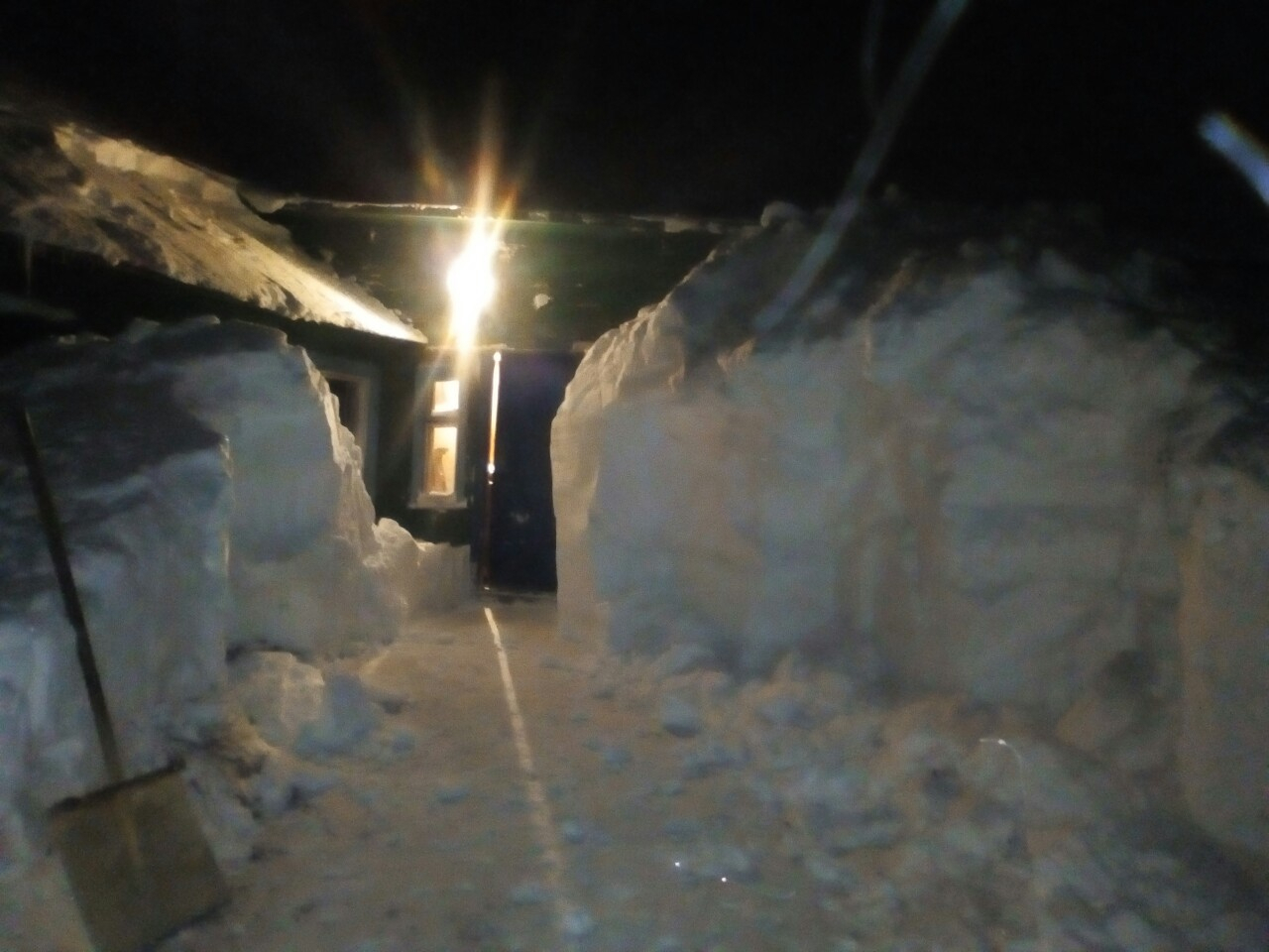 В Коми мужчина 12 часов откапывал свой дом из снега