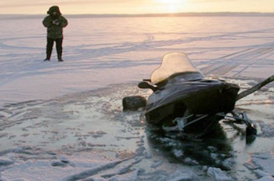 Появились подробности гибели водителя снегохода, который ушел под лед в Коми