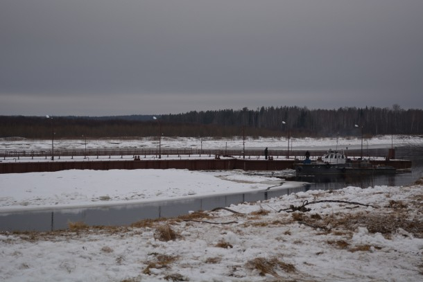 Понтонный мост, который снесло льдом в одном из поселков Коми, соберут «по кусочкам» (фото)