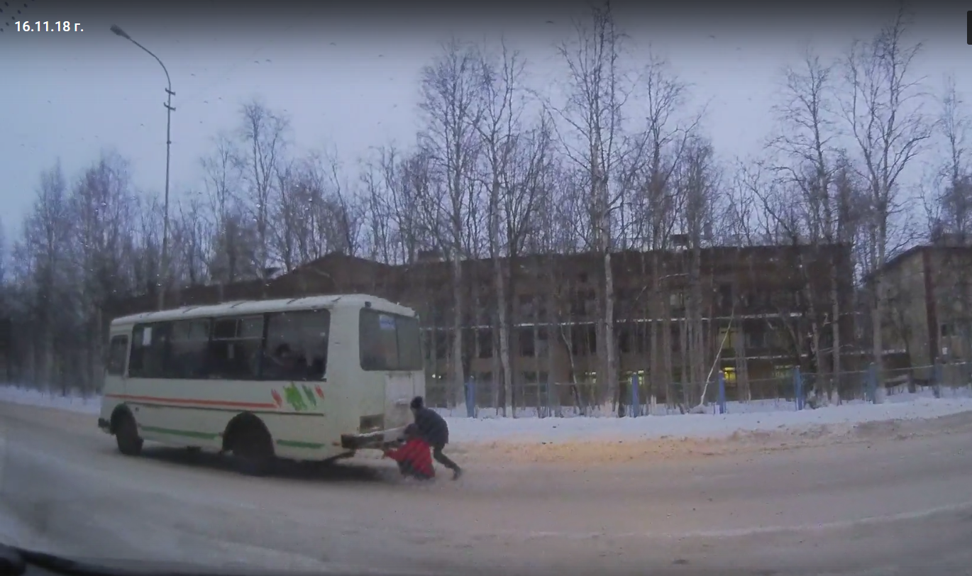 Детские забавы в Коми: двое школьников проехали на бампере автобуса (видео)