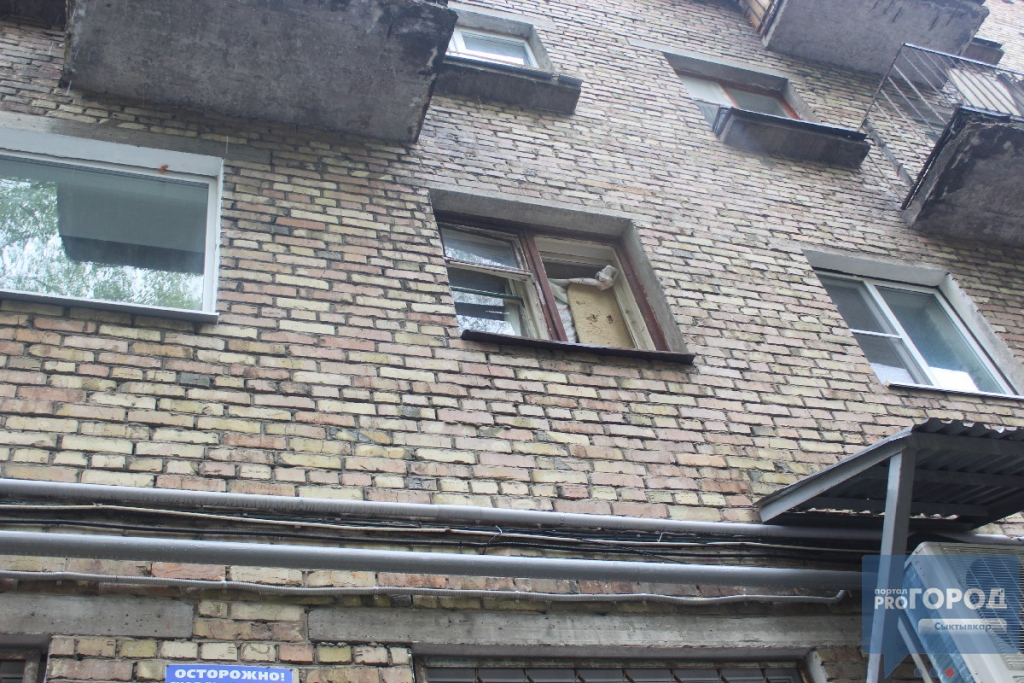 В Сыктывкаре мужчина выпал с балкона жилого дома и разбился