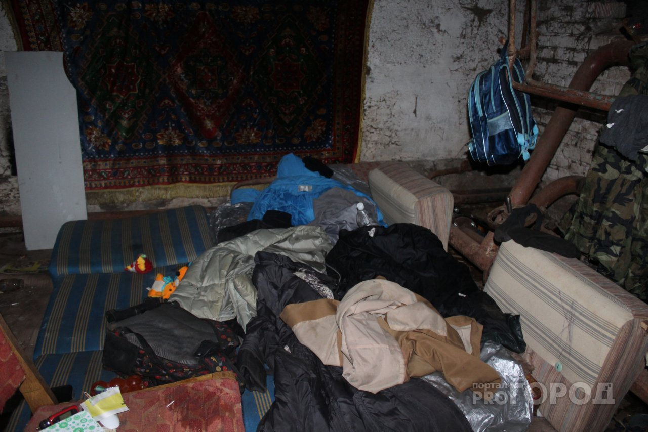 В Сыктывкаре бомжи отвоевывают подвал у жильцов дома с помощью мусора, кошек и фекалий