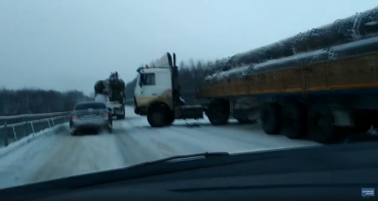 В Коми грузовик на мосту столкнулся с пассажирским автобусом (видео)