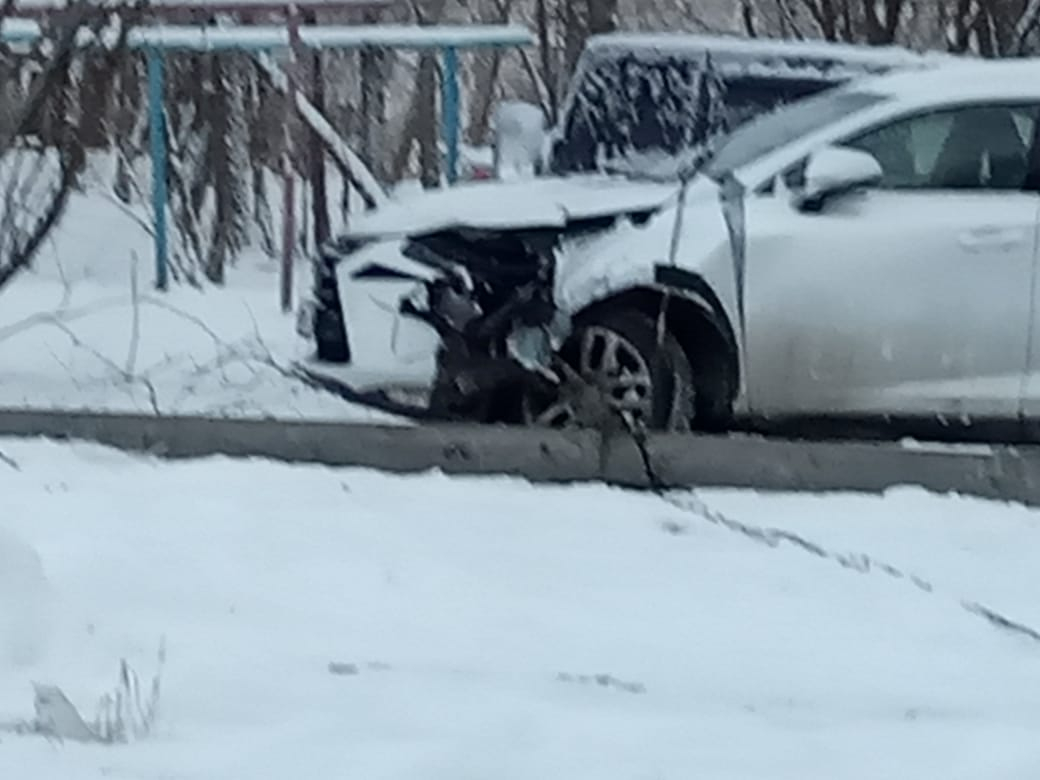 В Коми фонарный столб упал на припаркованный рядом «Лексус» (фото)