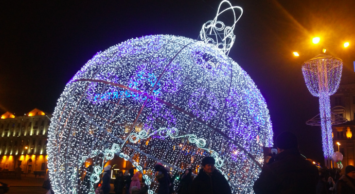 В Сыктывкаре устанавливают гигантский новогодний шар
