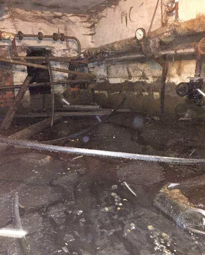В Сыктывкаре жильцы дома утопают в фекалиях из-за прорыва канализации