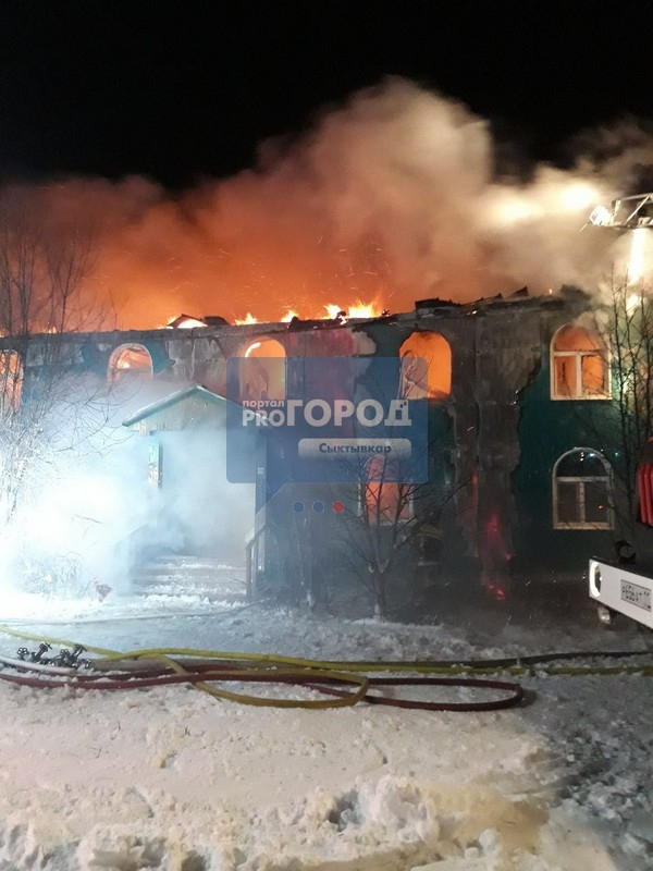 Появилось видео мощного пожара у монастыря в Коми