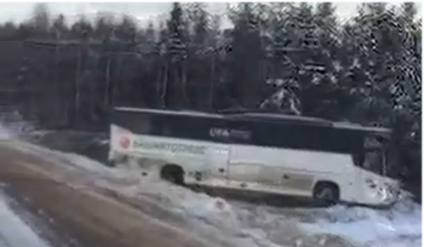 В Коми автобус вылетел с трассы в придорожную канаву и застрял там (видео)