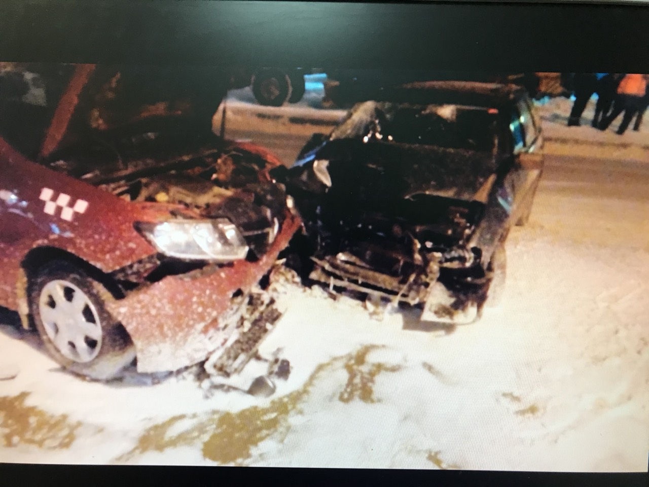 В Сыктывкаре непристегнутый водитель «четырнадцатой» спровоцировал ночную аварию (фото)