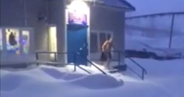 Пьяный житель Коми в мороз шел из магазина в одних шортах и распевал песни (видео)