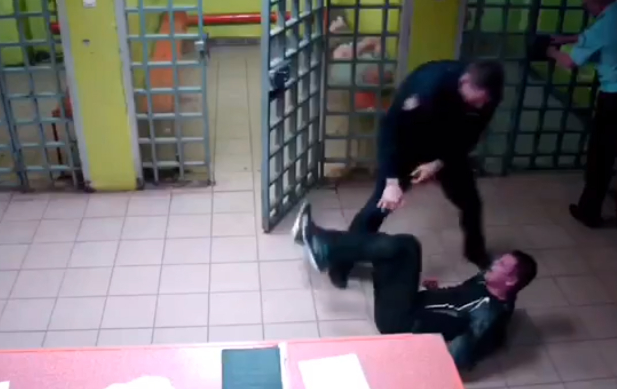 Появилось видео, как экс-полицейский из Сыктывкара избивает двоих мужчин