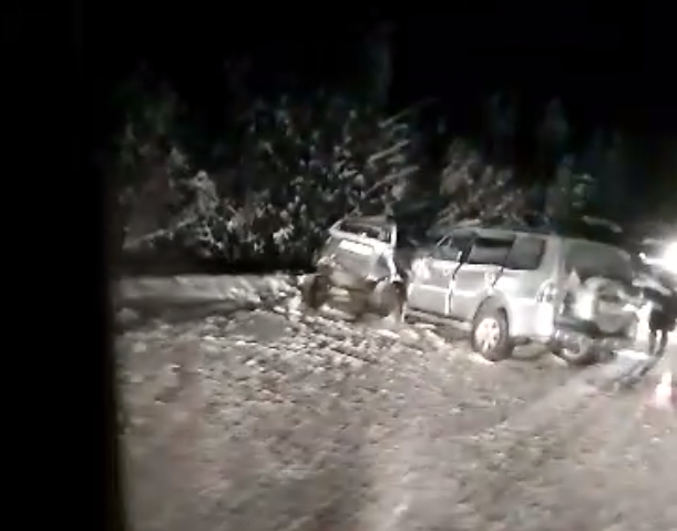 На трассе в Коми столкнулись внедорожник и легковушка, погибли два человека (видео)