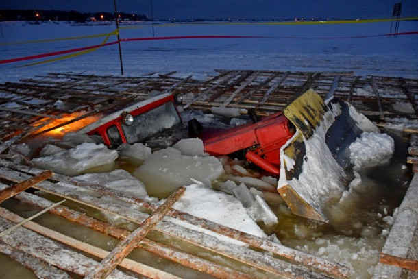 На переправе в Коми под лед провалился трактор, техника утонула