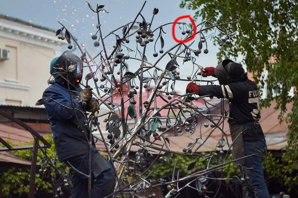 Кузнец из Коми приложил руку к созданию арт-объекта в память о трагедии в Кемерово