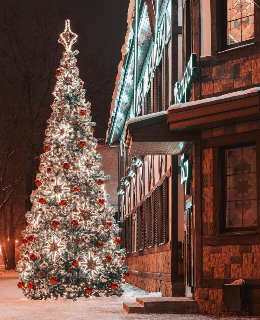 Фото дня: новогодняя елка у «мельницы» в Сыктывкаре