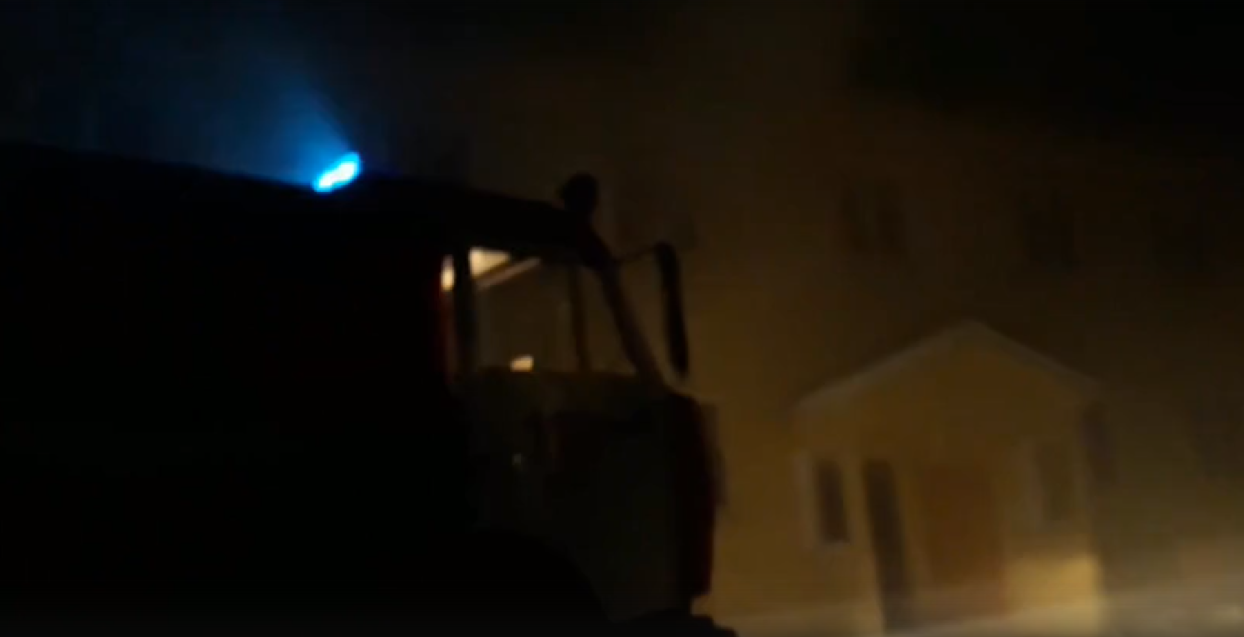 Под Сыктывкаром загорелся жилой дом, 32 человека оказались на морозе (видео)