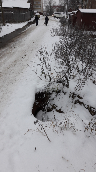 В Сыктывкаре обследуют дорогу, которая рушится под колесами авто